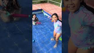 SU AMIGUITA NO LA DEJA METER A LA PISCINA 😱💦🤯 #humor #youtubeshorts