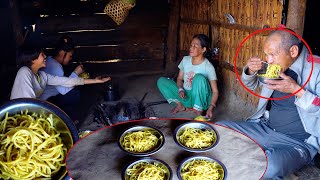 jungle man family enjoying noodles @junglefamilycooking