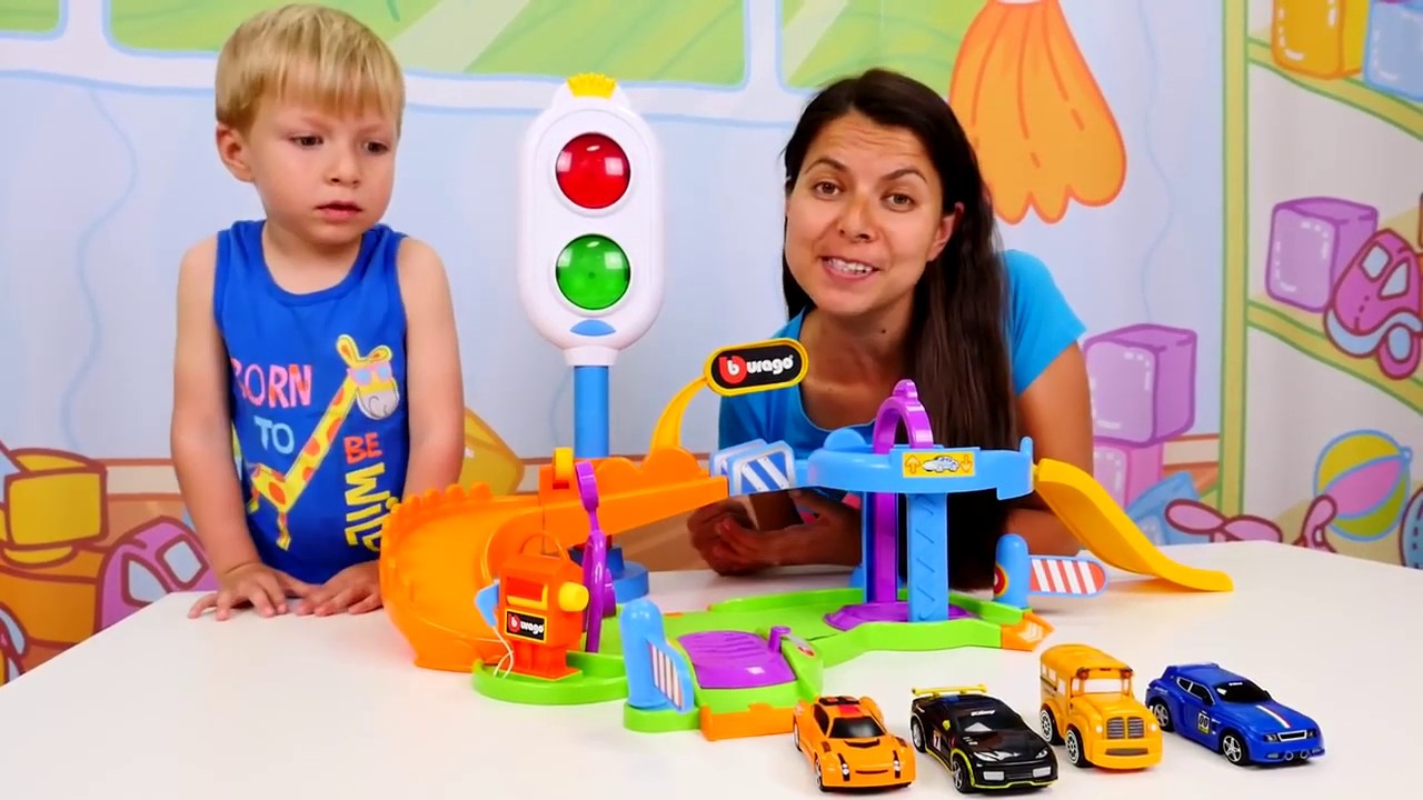 Erkek çocuk oyunları Ayaz arabaları istasyonda gezdiriyor