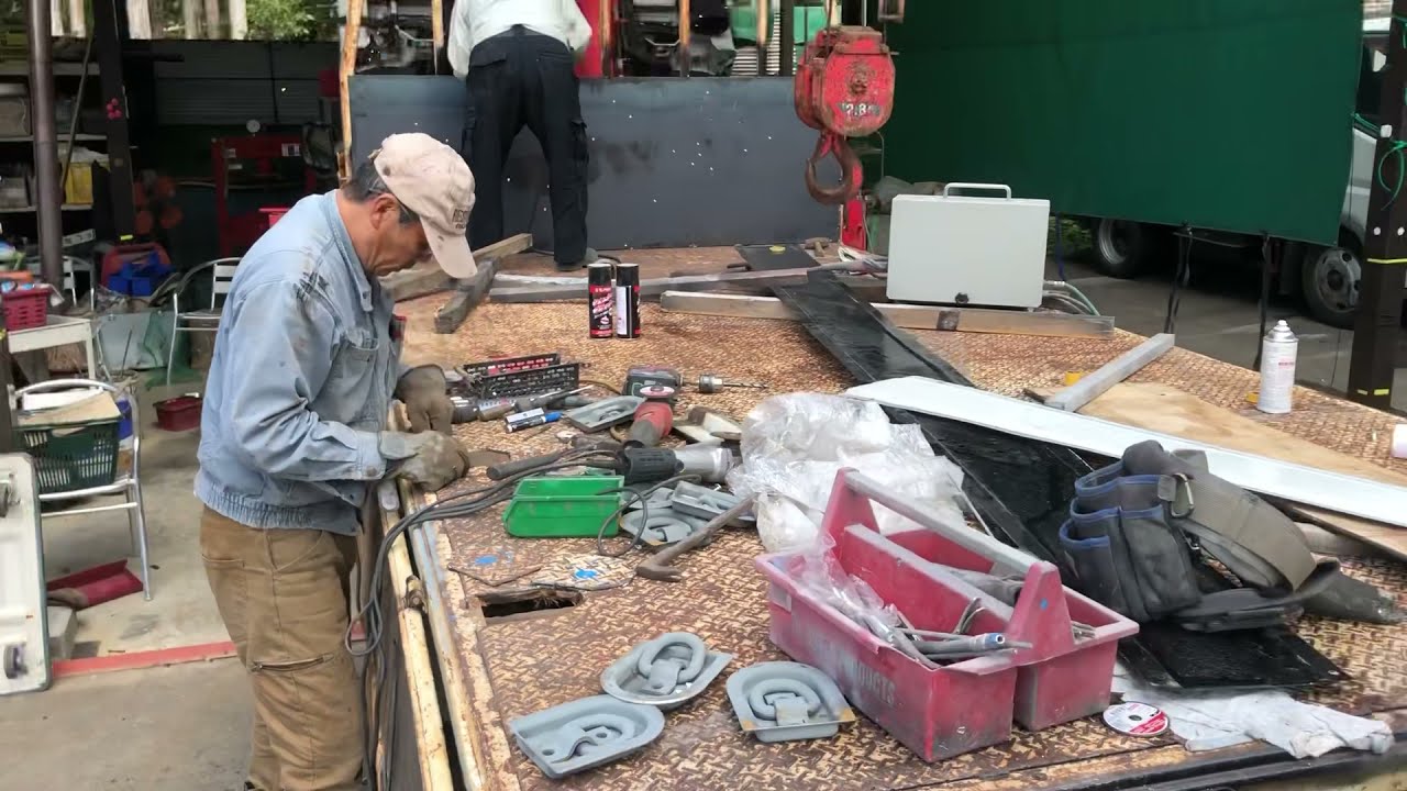 床フックの取付作業 お客様からワイド超ロングの4段クレーンに片側5個