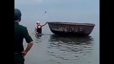 Cận cảnh đưa cá Heo mắc cạn tại bãi biển Nguyễn Tất Thành - Đà Nẵng