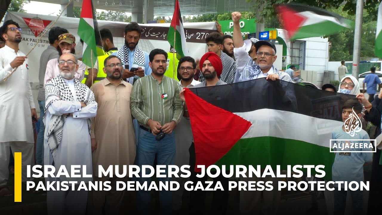 تظاهر باكستانيون في إسلام آباد احتجاجاً على مقتل صحفيي قناة الجزيرة الإسرائيليين في غزة