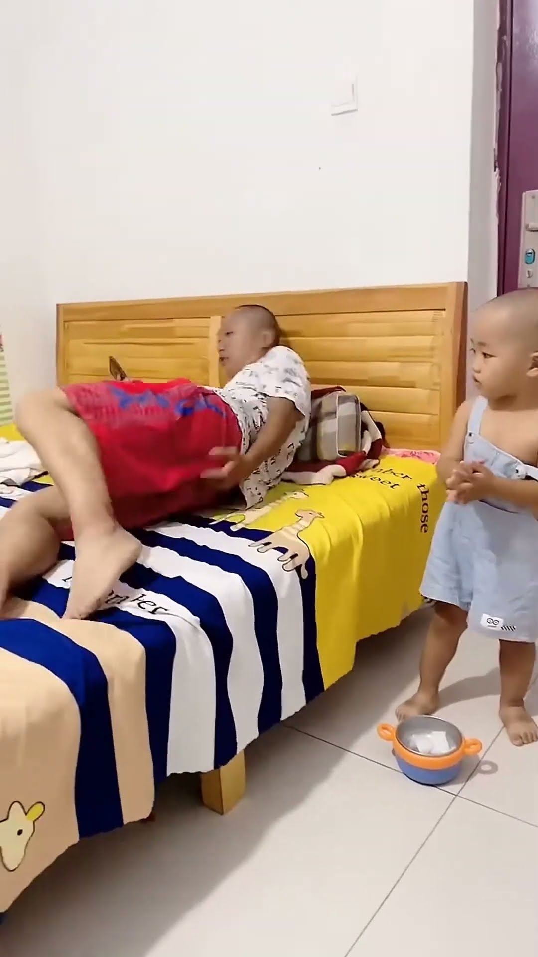 谁家孩子小时候不调皮，哈哈看看米宝怎么整治爸爸的#Cute baby#Cute#呆萌小米宝#聪明宝宝#萌娃#整蛊#测试