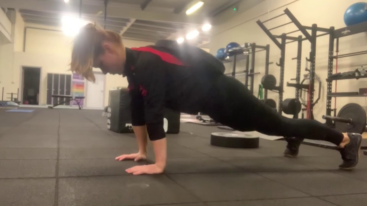Weighted push ups - YouTube