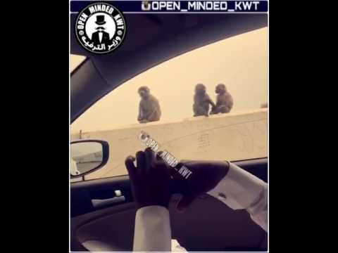 شاب يعلم قرود كيف يمارسون الجنس