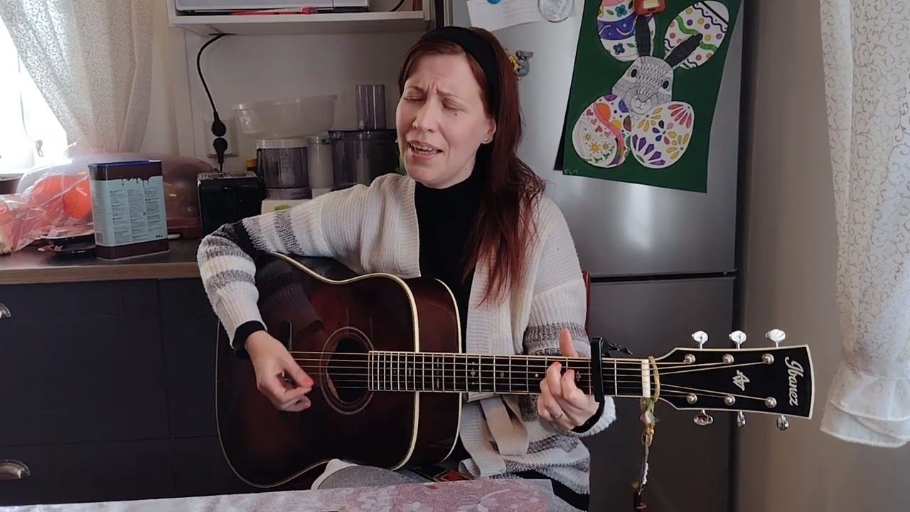 Marianne Cygnel laulaa laulun Voitto saatu on !