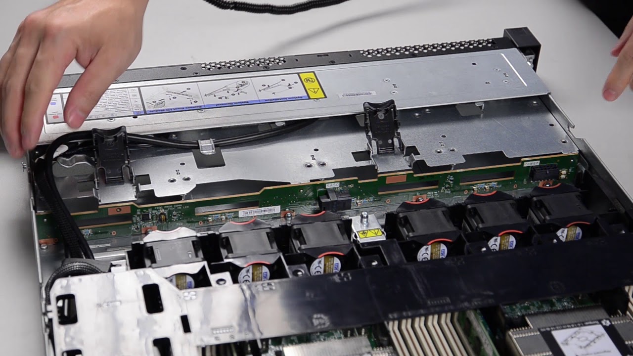 Lenovo ThinkSystem SR570 installing a 3.5-inch hot-swap drive backplane ...