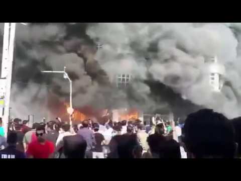 В Иране в ходе протестов сожгли здание банка
