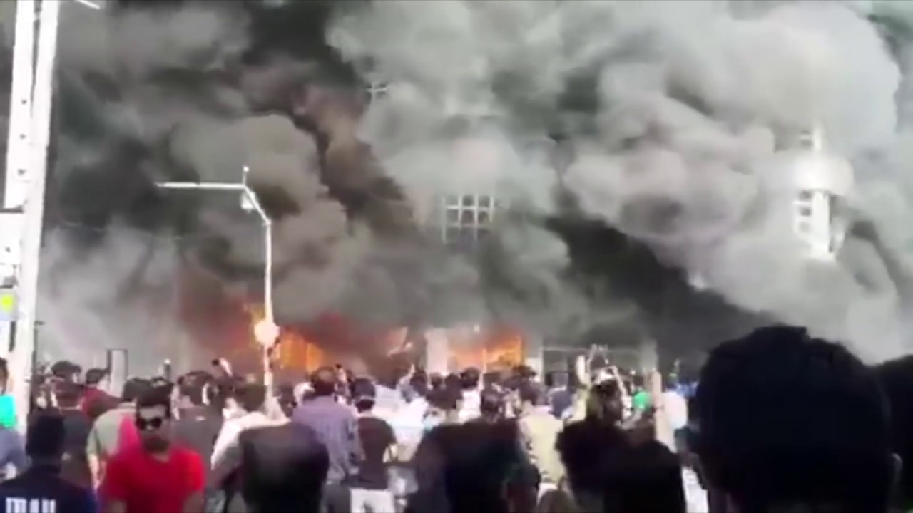 В Иране в ходе протестов сожгли здание банка