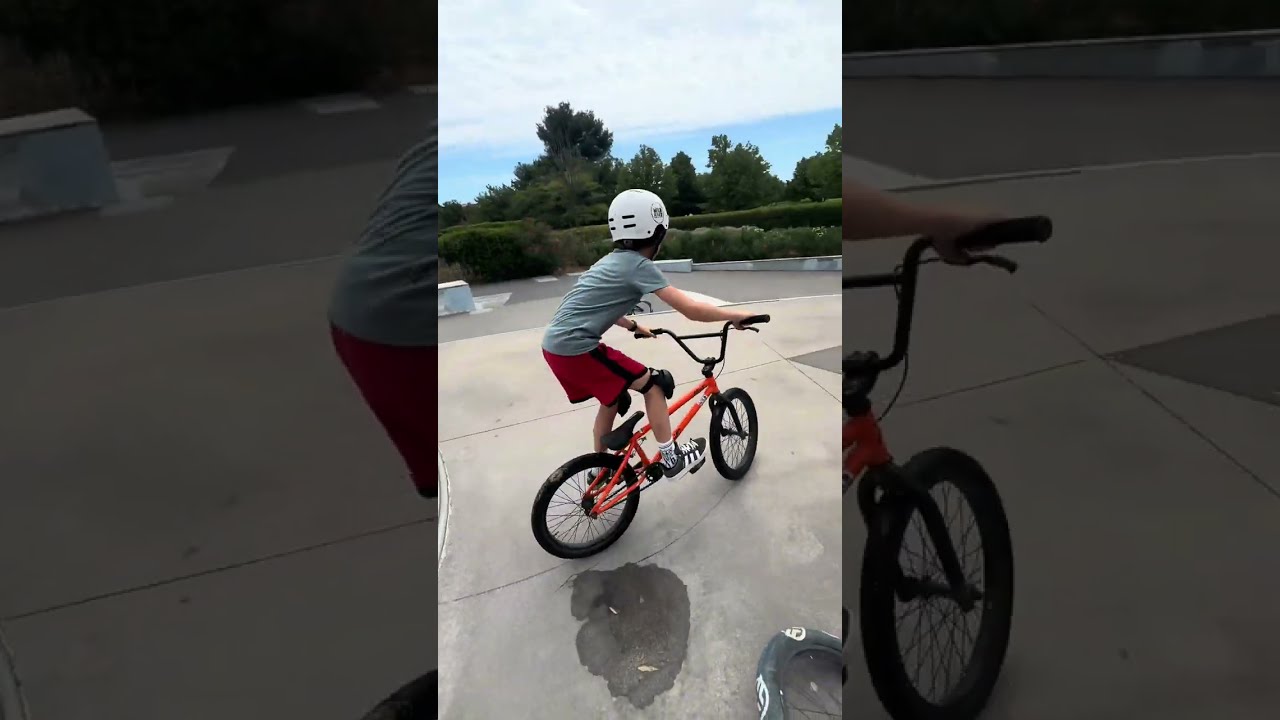 Rider Wild Bike qui prend un virage au skatepark