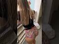 ילדה לוהטת מאוננת מכנסיים קצרים ילדה לוהטת מאוננת מכנסיים קצרים