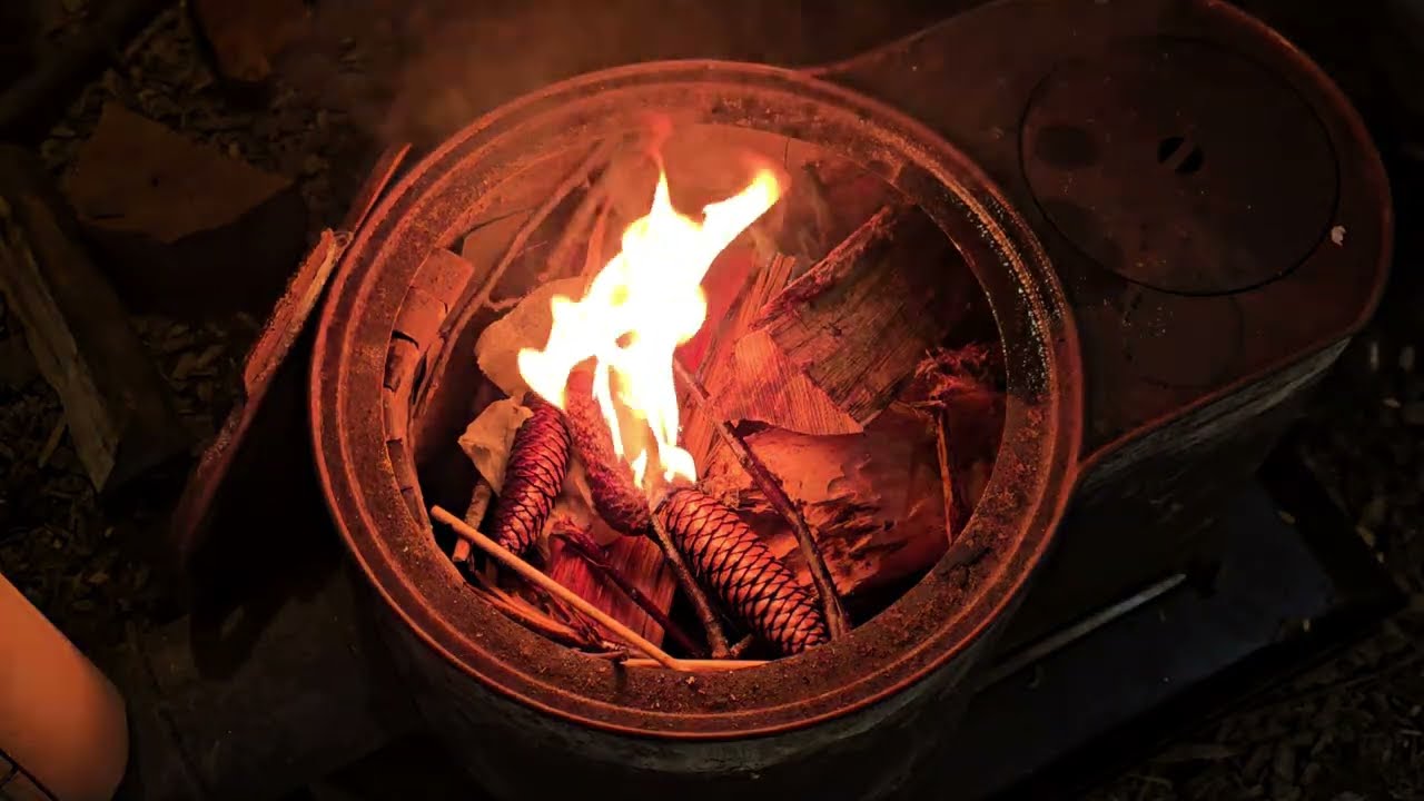 初冬の夜、庭にある山小屋で過ごす、薪ストーブとソファ、北海道12月