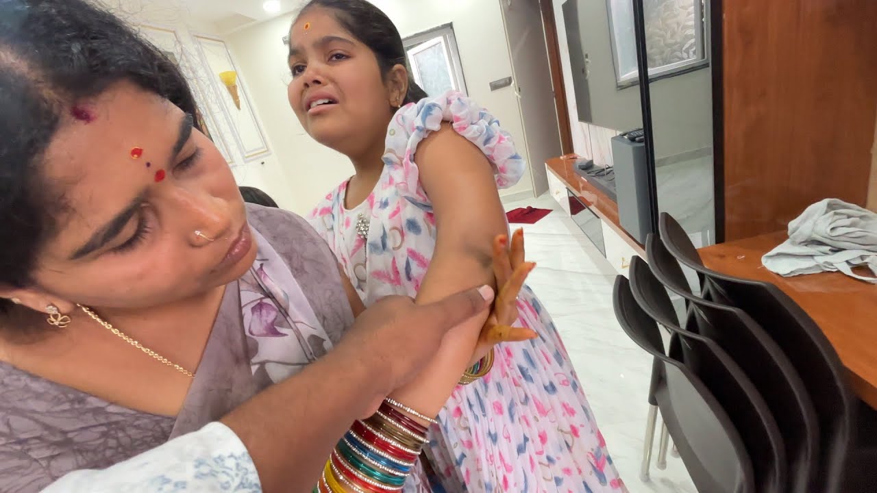 Gayathri కింద పడింది పాపం full edchindi|| ఎప్పుడు edo okati చేసుకుంటాది || అందరికి నవరాత్రులు శుభా