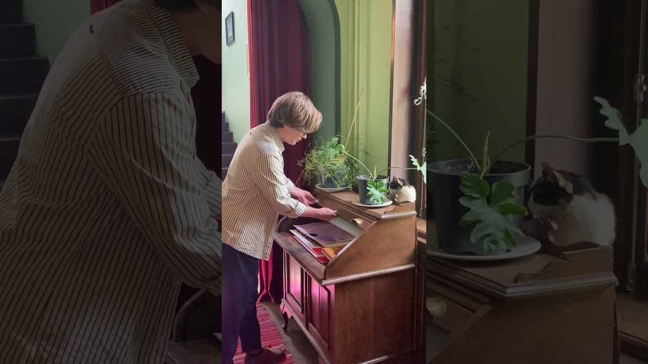 Разглядываю винтажный секретер