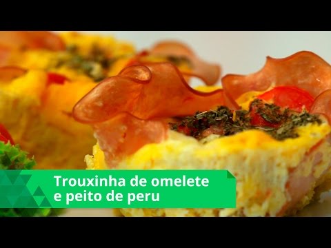 Trouxinha de omelete e peito de peru feita no micro-ondas é receita prática e deliciosa