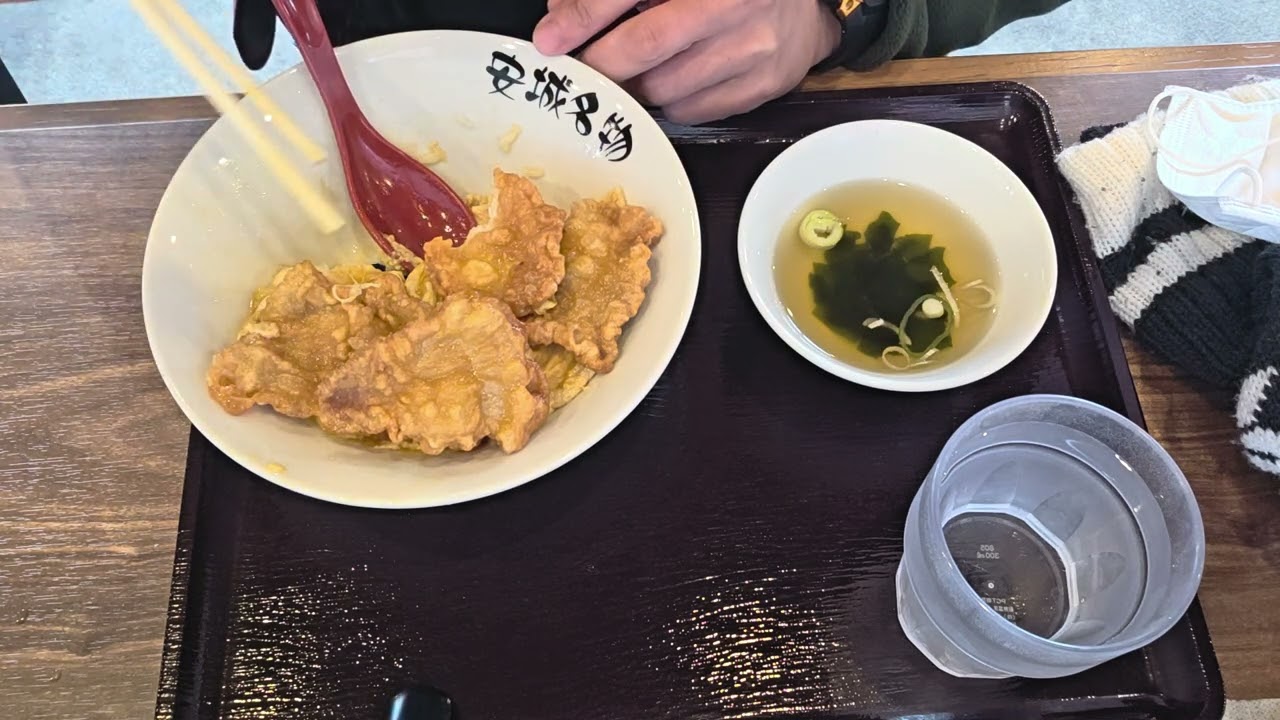 北京本店2号店へ行き、究極の北京飯を、豚から揚げ六枚のせて、贅沢気分で堪能している所を、撮影してみました。