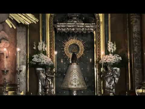 Oración de la noche con la Virgen del Pilar en penumbra