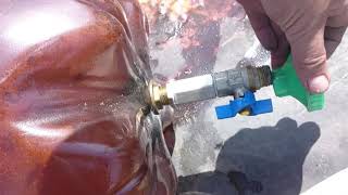 картинка: душ из бутылок на дачном участке. DIY shower from the bottle