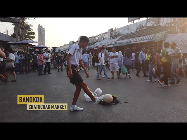 Toilet paper juggler / Thailand / Bangkok / Chatuchak Market