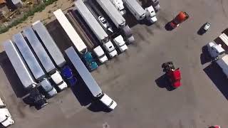 Профессиональный водитель паркует фуру / Truck parking