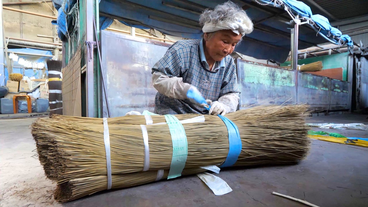 【密着】８３歳スーパーおばあちゃん職人が活躍する１００年続く老舗工場のい草の枕を作るプロセス。
