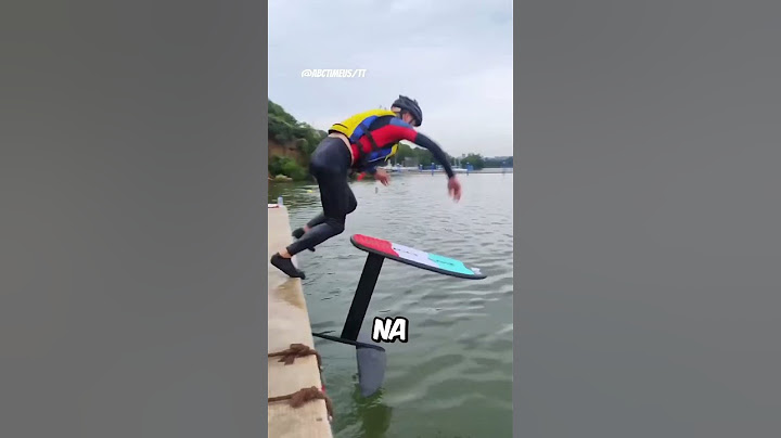 ESSE CARA TÁ APRENDENDO A ANDAR DE SKATE AQUÁTICO! #shorts #short