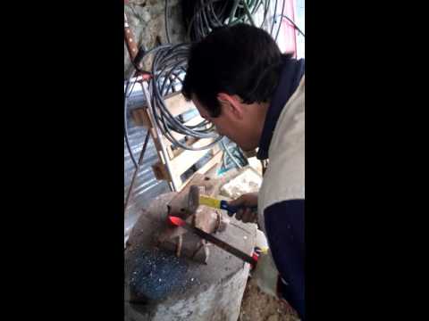 Pai da criança a aguçar o ponteiro sabroso de aguiar