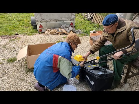 Видео: Простая жизнь в деревне. В хозяйстве появилась газонокосилка. Май 2024