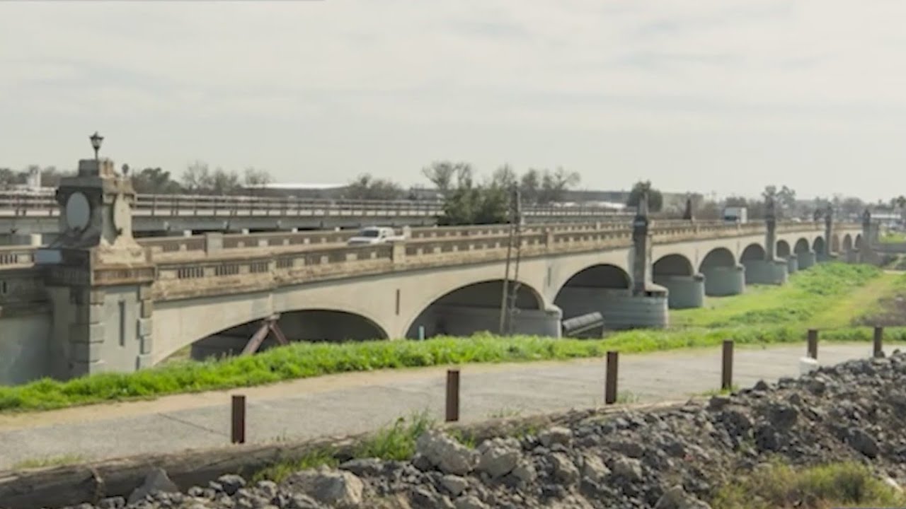 Demolition of the 7th Street Bridge is officially underway - YouTube