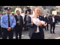 La reacción del Papa Francisco al ver un bebé vestido como él en Filadelfia EUA
