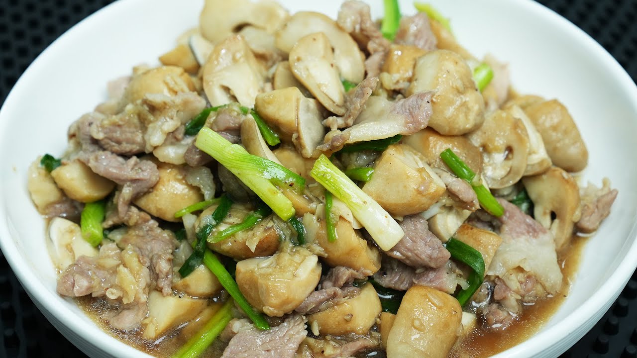 ผัดเห็ดฟางใส่หมู เมนูง่าย ๆ อร่อยโดนใจทั้งบ้าน Stir-Fried Straw Mushrooms with Pork