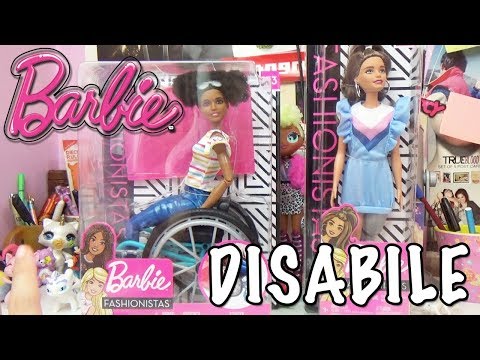 Video: Barbie Su Sedia A Rotelle E Protesi