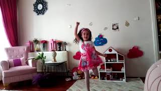 Hi̇ra Eli̇f Si̇mpapa Polyubi̇lo Müzi̇ği̇yle Coştu