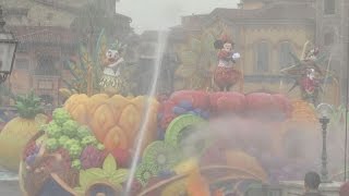 ダンスと大量放水で演出 ディズニーリゾート夏のイベント
