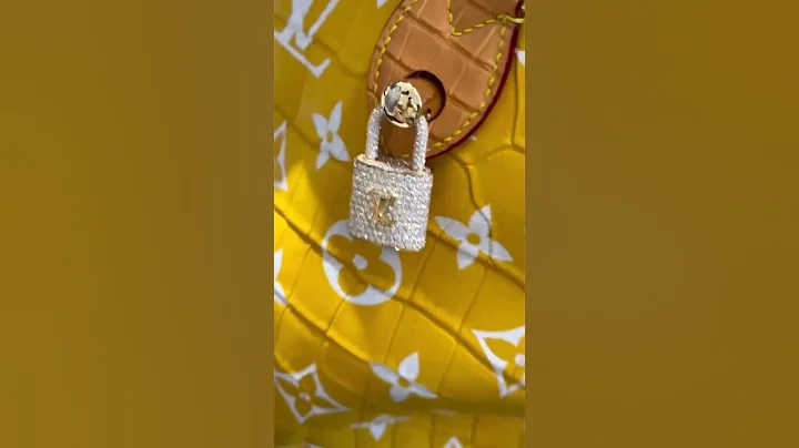 A closer look at @pharrell’s “Millionaire” @louisvuitton duffle bags made of gold and diamonds