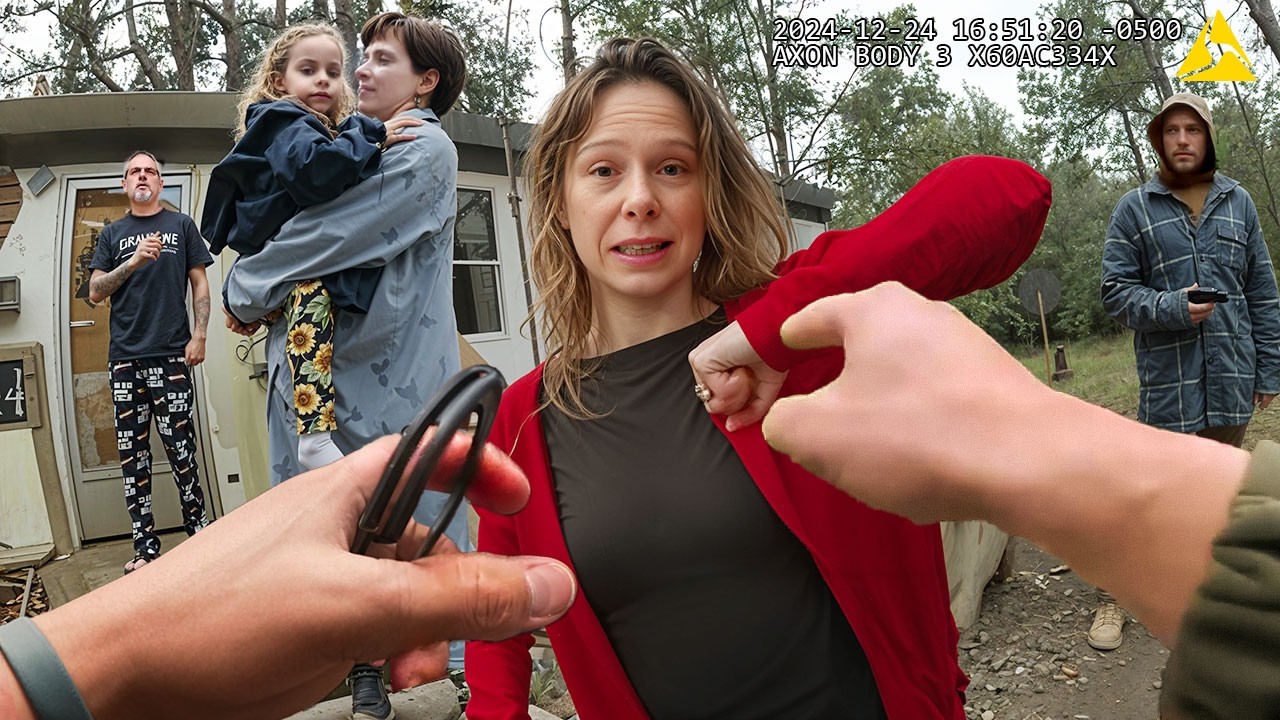 Полиция спешит на помощь, когда драка старшеклассницы с пожилыми родителями перерастает в драку