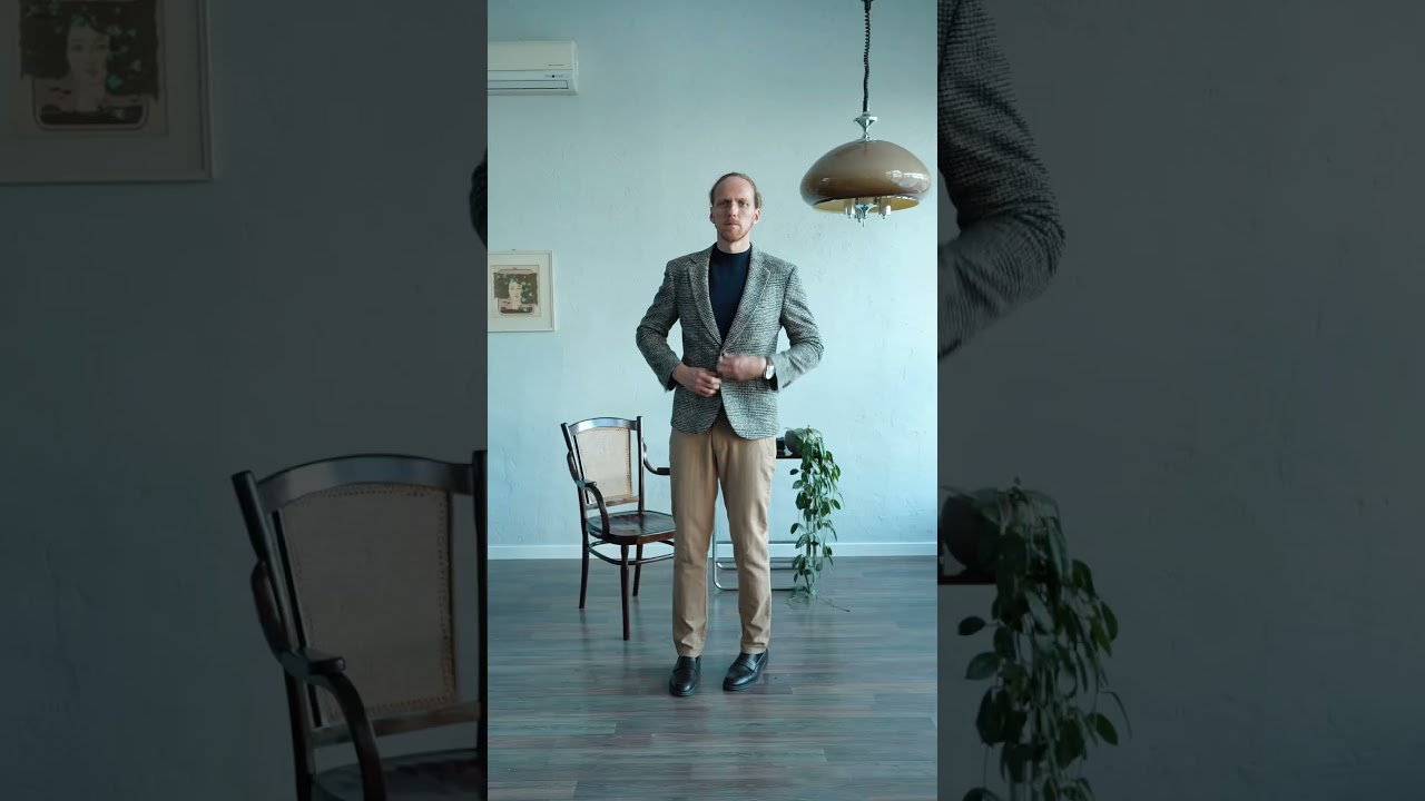 Hnedé vlnené sako so sivým károm.