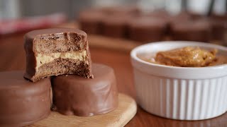 Alfajor rellenos con manteca de maní bañados en chocolate