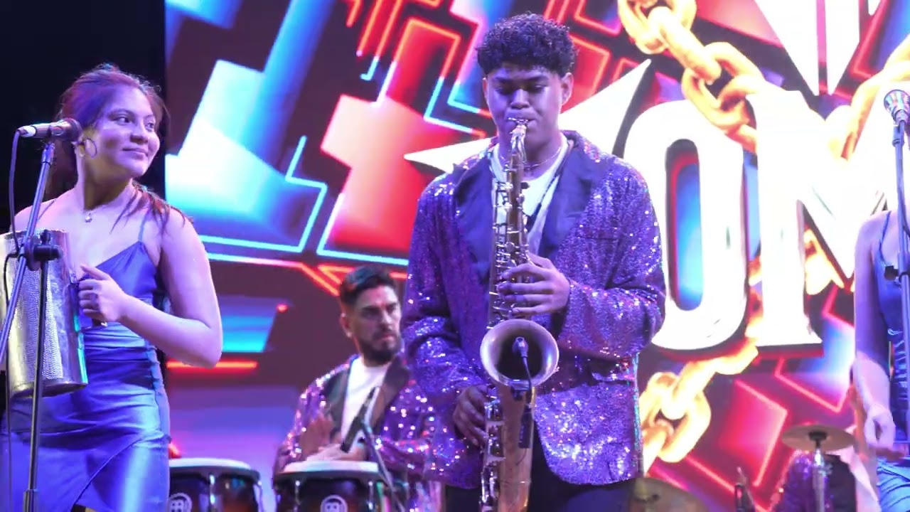 Como la flor, Baila esta cumbia, La carcacha · Somos X EN VIVO