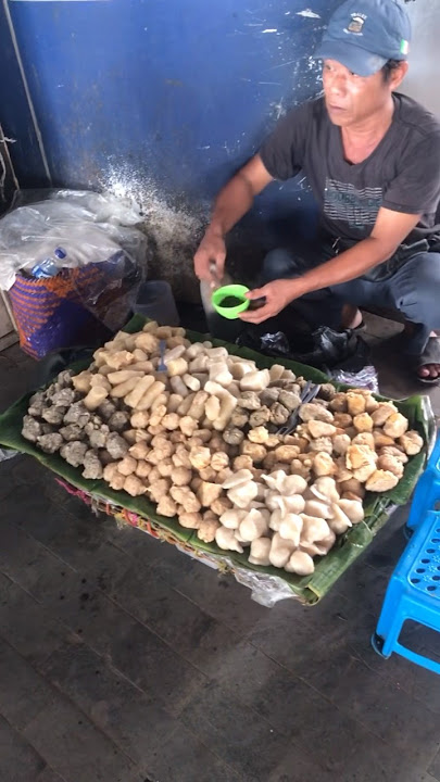 Udah pernah cobain makan pempek dibawah jembatan ampera gaes?