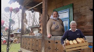 How Romanians live high in a mountain village. Cooking delicious food.