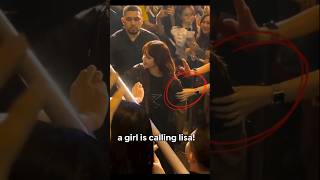the girl took a picture with lisa #blackpink #lisa #ytshorts #youtubeshorts #shorts