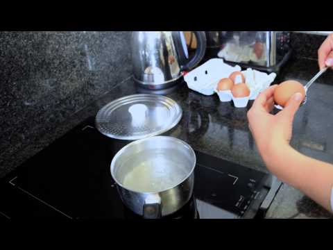 Vidéo: Comment faire bouillir des œufs jusqu'à ce qu'ils soient cuits au micro-ondes : 8 étapes
