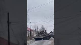 у Старобільську місцеві зупиняють бронетехніку співаючи гімн України!!!