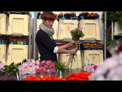 Video: Wie man einen Blumenstrauß mit eigenen Händen macht und arrangiert