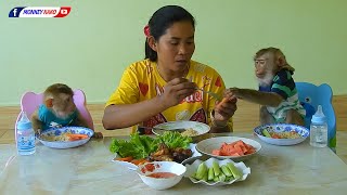 Amazing Family Monkey | Adorable Kako And Cute Baby Luna Joining Lunch With Mom