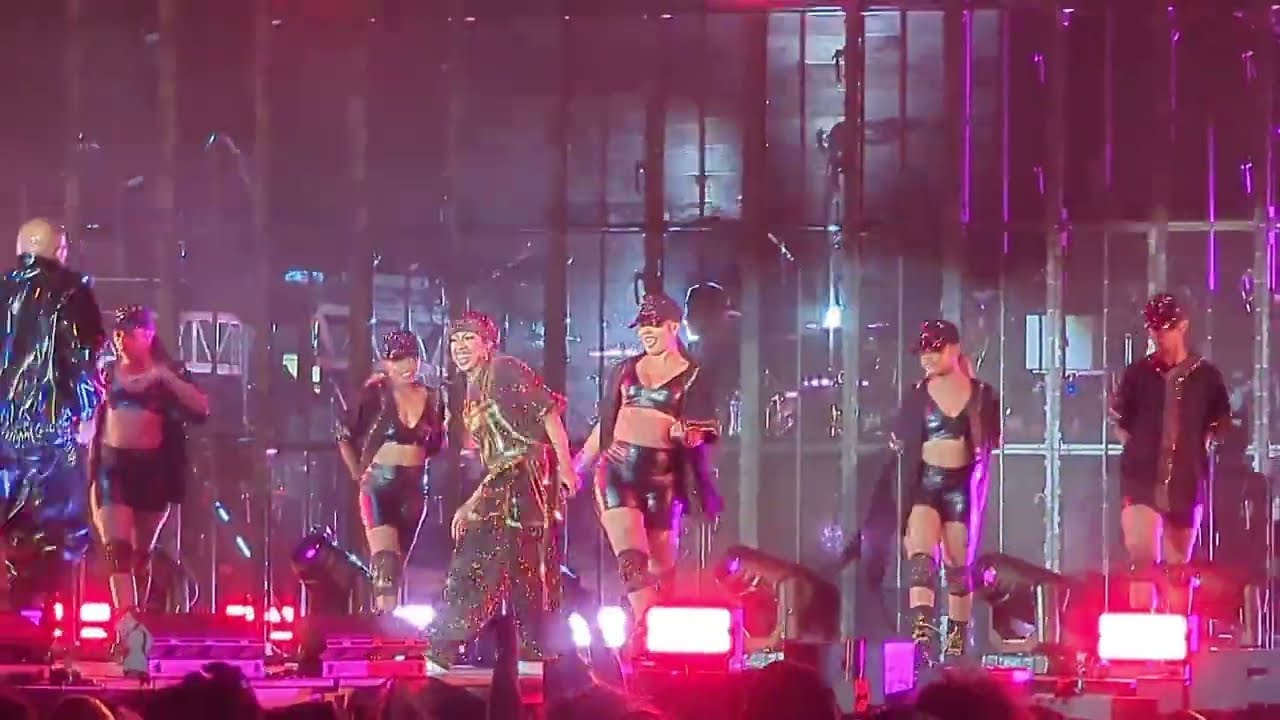 Fendi - Missy Elliott wears a customised #MarcJacobsXFendi