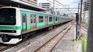 E231系0番台111編成+E231系0番台129編成が快速上野行きとして松戸駅3番線を発車するシーン (1130H) 2025.5.24.11:48