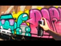 Graffiti  pintando com spray em trem cargueiro