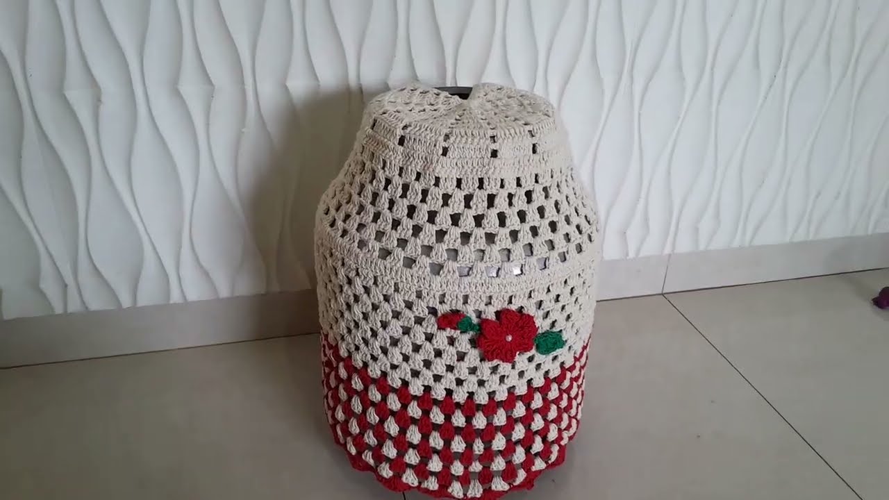 Como aplicar a flor na peca de crochê ( Que hoje e capa de botijao de crochê )